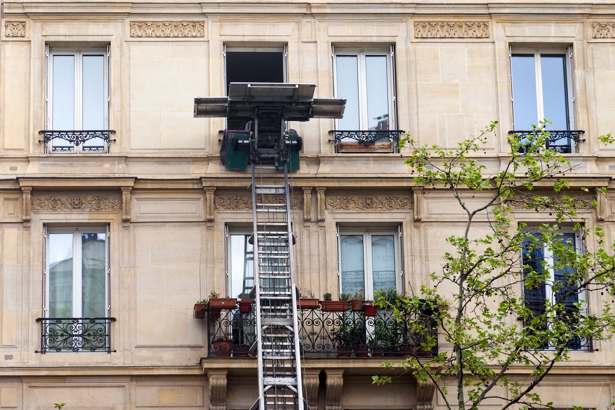 Piattaforma elevatrice alla finestra di un palazzo durante uno sgombero
